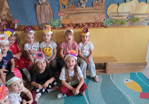 Na zdjęciu widać dzieci z okazji Dnia kropki.