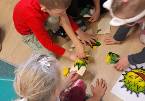 Na zdjęciu widać dzieci na zajęciach dydaktycznych - dary jesieni.