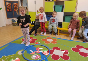 Na zdjęciu widać dzieci na zajęciach dydaktycznych-zabawy matematyczne.