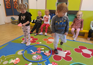 Na zdjęciu widać dzieci na zajęciach dydaktycznych-zabawy matematyczne.