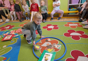 Na zdjęciu widać dzieci na zajęciach dydaktycznych-zabawy matematyczne.