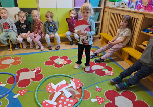 Na zdjęciu widać dzieci na zajęciach dydaktycznych-zabawy matematyczne.