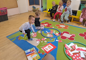 Na zdjęciu widać dzieci na zajęciach dydaktycznych-zabawy matematyczne.