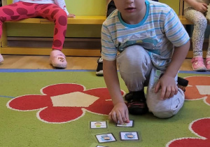 Na zdjęciu widać dzieci na zajęciach dydaktycnych-budowanie wspólnej relacji.