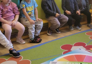 Na zdjęciu widać dzieci na zajęciach dydaktycnych-budowanie wspólnej relacji.