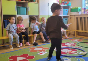 Na zdjęciu widać dzieci na zajęciach dydaktycnych-budowanie wspólnej relacji.
