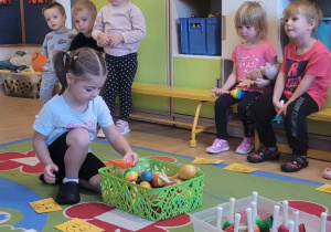 Na zdjęciu widać dzieci na zajęciach dydaktycnych-budowanie wspólnej relacji.