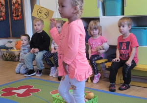 Na zdjęciu widać dzieci na zajęciach dydaktycnych-budowanie wspólnej relacji.