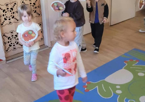 Na zdjęciu widać dzieci na zajęciach dydaktycnych-budowanie wspólnej relacji.
