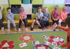 Na zdjęciu widać dzieci na zajęciach dydaktycnych-budowanie wspólnej relacji.