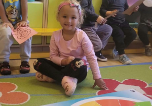 Na zdjęciu widać dzieci na zajęciach dydaktycnych-budowanie wspólnej relacji.