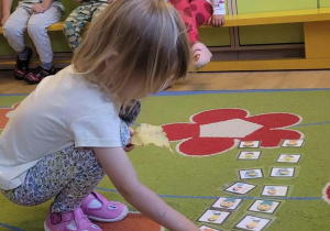 Na zdjęciu widać dzieci na zajęciach dydaktycnych-budowanie wspólnej relacji.