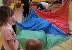 Na zdjęciu widać dzieci na zajęciach dydaktycnych-budowanie wspólnej relacji.