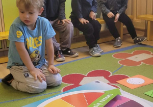 Na zdjęciu widać dzieci na zajęciach dydaktycnych-budowanie wspólnej relacji.