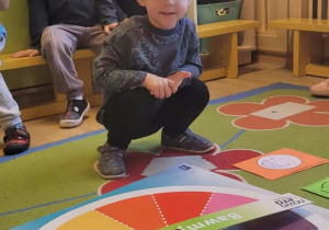 Na zdjęciu widać dzieci na zajęciach dydaktycnych-budowanie wspólnej relacji.