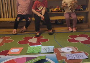 Na zdjęciu widać dzieci na zajęciach dydaktycnych-budowanie wspólnej relacji.