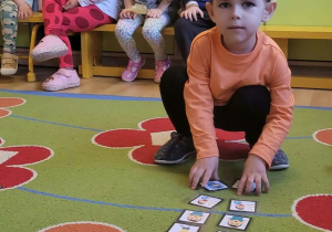 Na zdjęciu widać dzieci na zajęciach dydaktycnych-budowanie wspólnej relacji.