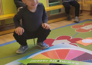 Na zdjęciu widać dzieci na zajęciach dydaktycnych-budowanie wspólnej relacji.