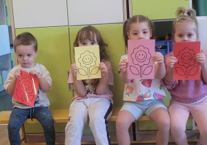 Na zdjęciu widać dzieci na zajęciach dydaktycnych-budowanie wspólnej relacji.