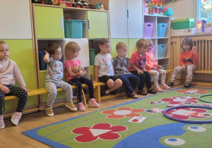 Na zdjęciu widać dzieci na zajęciach dydaktycnych-budowanie wspólnej relacji.
