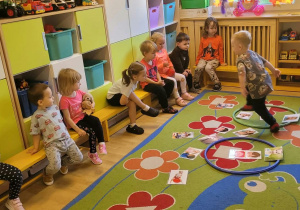 Na zdjęciu widać dzieci na zajęciach dydaktycnych-budowanie wspólnej relacji.