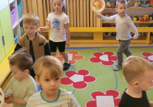 Na zdjęciu widać dzieci na zajęciach dydaktycnych-budowanie wspólnej relacji.
