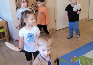 Na zdjęciu widać dzieci na zajęciach dydaktycnych-budowanie wspólnej relacji.
