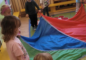 Na zdjęciu widać dzieci na zajęciach dydaktycnych-budowanie wspólnej relacji.