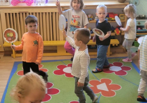 Na zdjęciu widać dzieci na zajęciach dydaktycnych-budowanie wspólnej relacji.