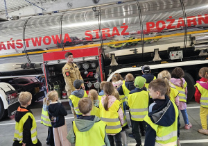 Na zdjęciu widać dzieci na wizycie w straży pożarnej.