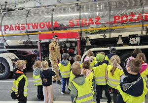 Na zdjęciu widać dzieci na wizycie w straży pożarnej.