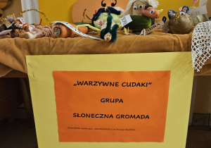 Na zdjęciu widać dzieci które wykonują leśne cudaki.