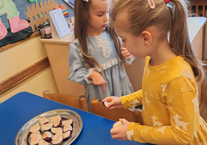 Na zdjęciu widać dzieci które wykonują soki owocowe.