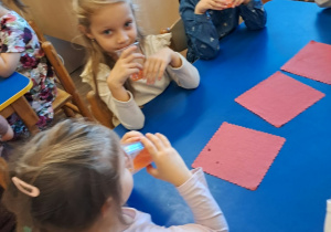 Na zdjęciu widać dzieci które wykonują soki owocowe.