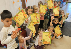 Na zdjęciu widać dzieci na wynikach konkursu"las w słoiku".