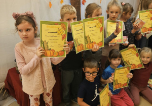 Na zdjęciu widać dzieci na wynikach konkursu"las w słoiku".