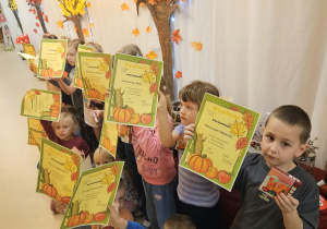Na zdjęciu widać dzieci na wynikach konkursu"las w słoiku".