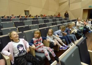 Pięć dziewczynek siedzi na widowni i słucha koncertu w szkole muzycznej