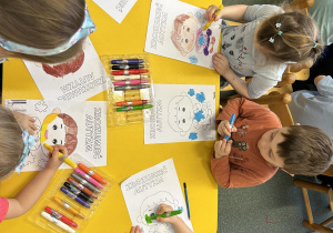 Dzieci kolorują obrazek dotyczącą autyzmu