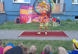 Na zdjęciu jest Pani z cyrku która prezentuje pokaz z hula -hop.