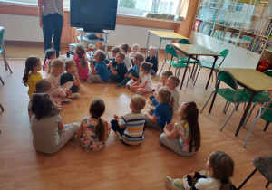 Na zdjęciu widać dzieci które znajdują się w bibliotece i poznają miejsce gdzie dzieci przychodzą poczytać.