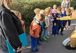 Na zdjęciu widać dzieci które oglądają sprzęty.