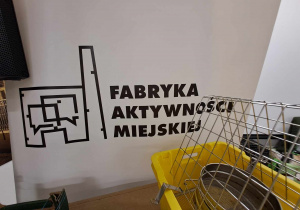 Na zdjęciu widać logo fabryki aktywności miejskiej.